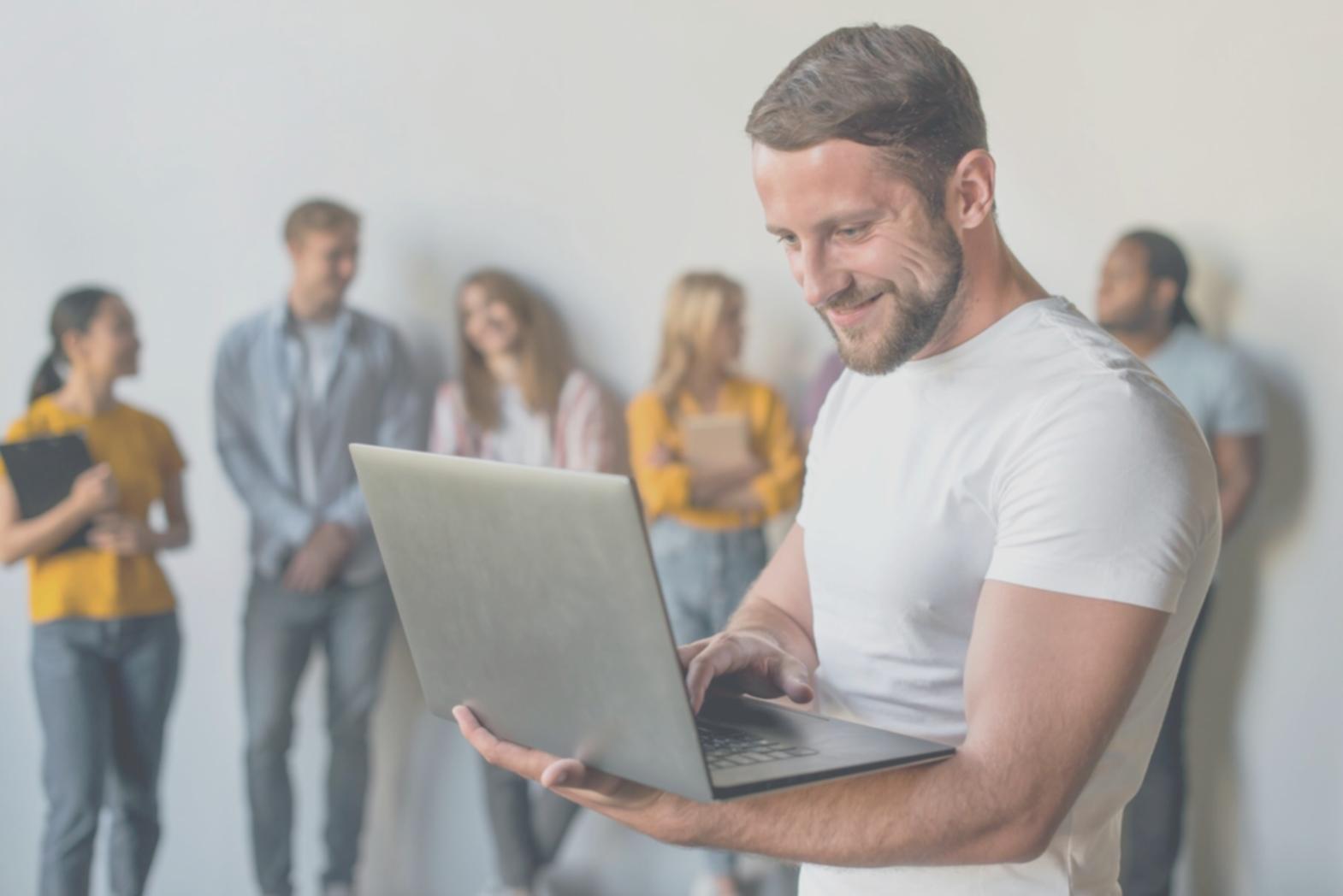 Seminarraum mit Finanzunterlagen und Laptop